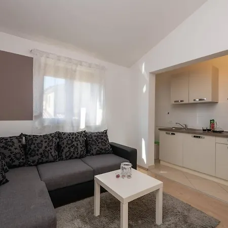 Jana Apartment *